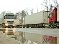 На западе Украины продолжили блокировать проезд российских грузовиков